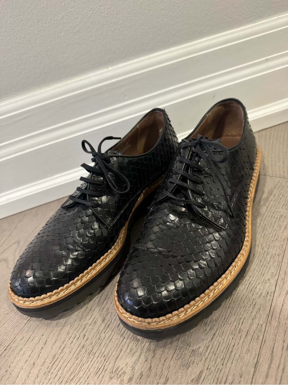 Black Textured Lace-Up Womenโs Loafers with Contrasting Trim